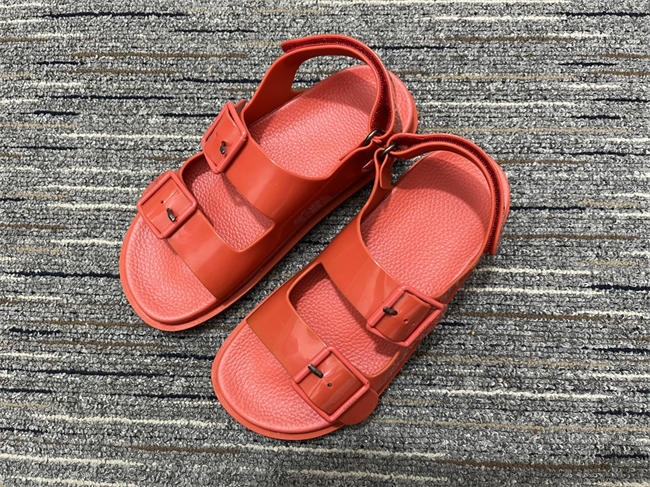 G*u*i sandals 2