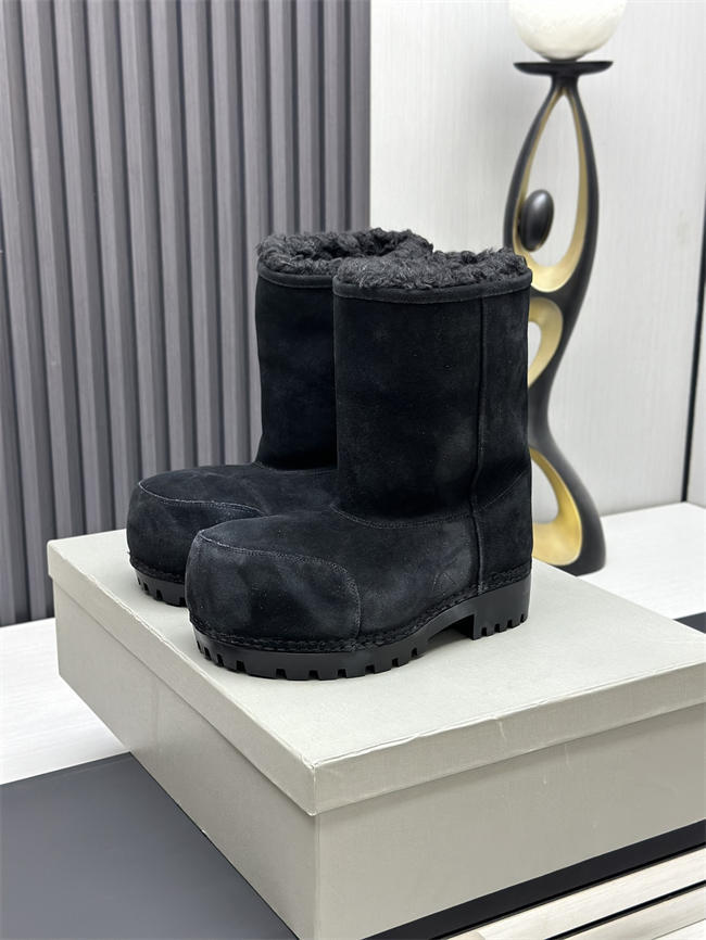 Ba*len*cia*ga alaska fur boot
