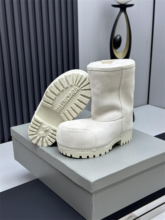 Ba*len*cia*ga alaska fur boot