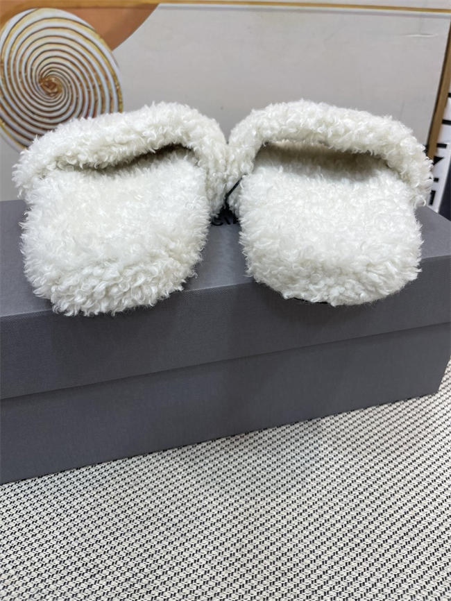 Ba*len*cia*ga furry slide sandal